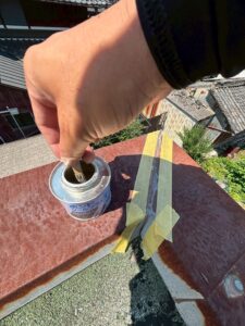 雨漏り原因部笠木板金シール工事 プライマー塗布